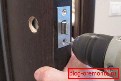 Kako ubaciti bravu u unutrašnja vrata: proces