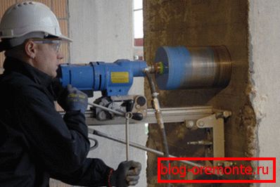 Dijamantsko bušenje rupa u betonu pomoću specijalnog električnog alata. Dijamantsko bušenje rupa u betonu pomoću specijalnog električnog alata.