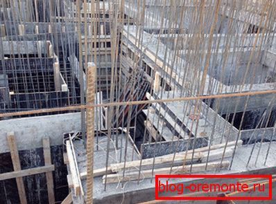 Ojačanje je uvek nekoliko centimetara više od nivoa cementa - poboljšava se adhezija na sledeći sloj betona Ojačanje je uvek nekoliko centimetara više od nivoa cementa - poboljšava se adhezija na sledeći sloj betona