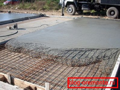 Betonska klasa B20 M250 se koristi za livenje ploča i platformi. Betonska klasa B20 M250 se koristi za livenje ploča i platformi.
