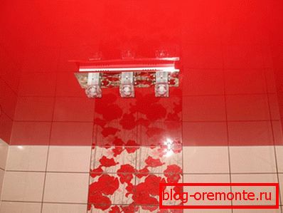 Boja plafona poklapa se sa ukrasnim detaljima dekoracije zida. Boja plafona poklapa se sa ukrasnim detaljima dekoracije zida.