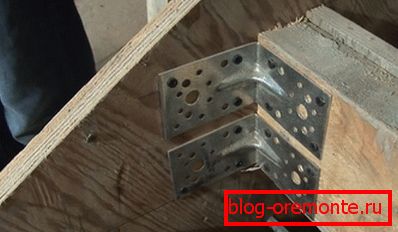 Koristite metalni ugao za pričvršćivanje stepenika. Koristite metalni ugao za pričvršćivanje stepenika.