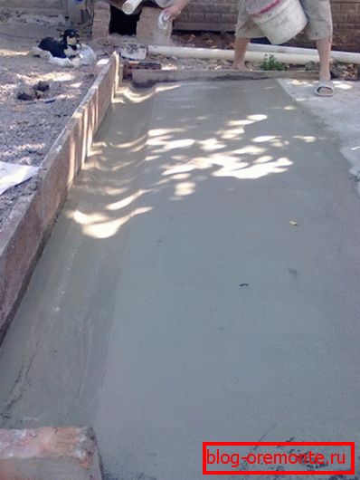 Da bi se povećao otpornost na vodu, beton se može pegliti suvim cementom. Da bi se povećao otpornost na vodu, beton se može pegliti suvim cementom.