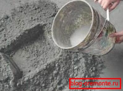 Dodavanje vode cementnoj mešavini dovodi do stvaranja kamena. Dodavanje vode cementnoj mešavini dovodi do stvaranja kamena.