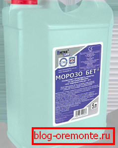 Fotografija plavičaste tečnosti za zaštitu cementa od hladnoće
