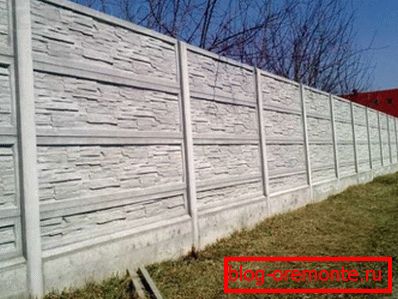 Fotografija prekrasne pregradne betonske ograde Fotografija prekrasne pregradne betonske ograde