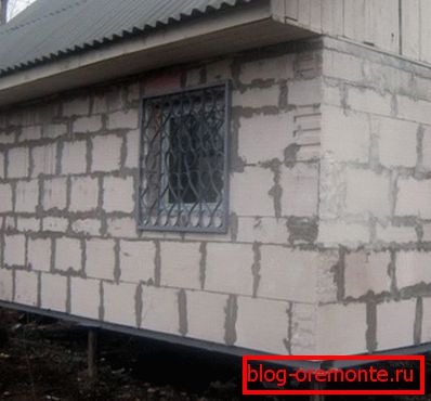 Garažna betonska kuća na jeftinoj osnovi kolone Garažna betonska kuća na jeftinoj osnovi kolone