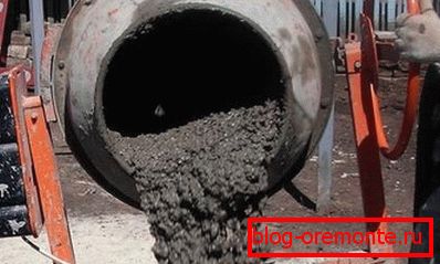 Pripremljeni beton se vrlo pažljivo istovaruje. Pripremljeni beton se vrlo pažljivo istovaruje.