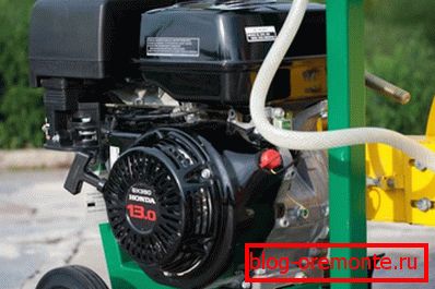 Alat sa jedinicom benzina sastavljen je na posebnom okviru u obliku kolica Alat sa jedinicom benzina sastavljen je na posebnom okviru u obliku kolica