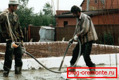 Koristeći podvodni vibrator prilikom polaganja betona Koristeći podvodni vibrator prilikom polaganja betona