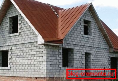 Koristeći tačan pristup tokom instalacije, takva zgrada može postati struktura koja se dobro pojavljuje i bez završetka. Koristeći tačan pristup tokom instalacije, takva zgrada može postati struktura koja se dobro pojavljuje i bez završetka.