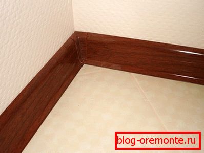 Kontrastujući sa lakim laminatom i zidovima