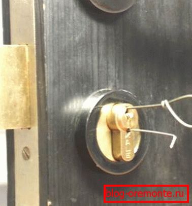 Otvaranje bravice kvačkanja gde bi trebalo otvoriti ulazna vrata