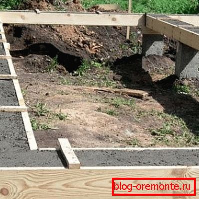 Baza trake ispod kuće iz bara Baza trake ispod kuće iz bara