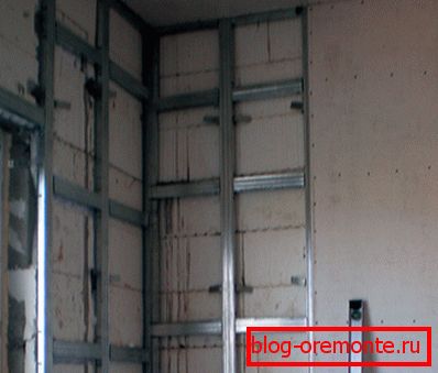 Metalni okvir za gips montiran na betonu Metalni okvir za gips montiran na betonu