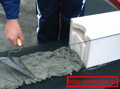 Ugradnja donjeg reda blokova ćelijskog betona Ugradnja donjeg reda blokova ćelijskog betona