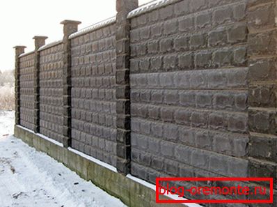 U foto-blok betonskoj ogradi U foto-blok betonskoj ogradi