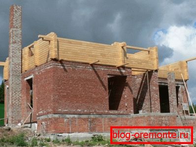 Na slici - kombinovana kuća u izgradnji. Na slici - kombinovana kuća u izgradnji.
