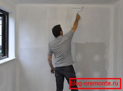 Na slici - nanošenje prajmera na zidove gipsanih ploča Na slici - nanošenje prajmera na zidove gipsanih ploča