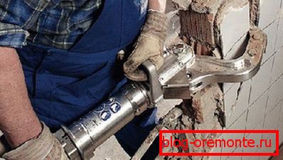 Na fotografiji - upotreba elektro-hidrauličke opreme za rušenje pregrada Na fotografiji - upotreba elektro-hidrauličke opreme za rušenje pregrada