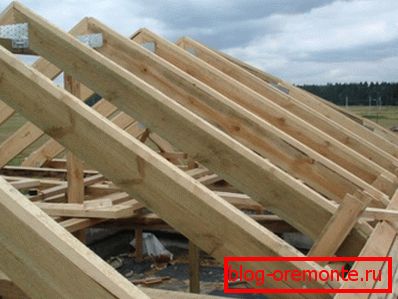 Na fotografiji - rafters ravno krovni krov, koji nije povezan sa nosačem. Na fotografiji - rafters ravno krovni krov, koji nije povezan sa nosačem.