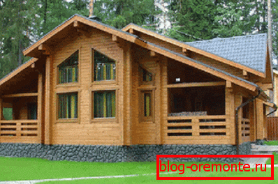 Na slici - kuća drvene građe na kamenom temeljima. Na slici - kuća drvene građe na kamenom temeljima.