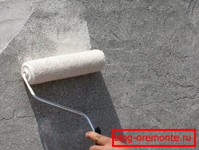 Na fotografiji - upotreba valjka za nanošenje tla Na fotografiji - upotreba valjka za nanošenje tla