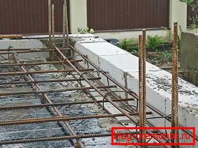 U foto-ojačavajućoj strukturi za betoniranje betonskih podova U foto-ojačavajućoj strukturi za betoniranje betonskih podova