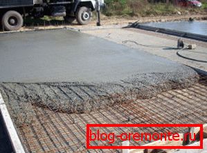 Na slici je prikazano nanošenje ojačane monolitne ploče.