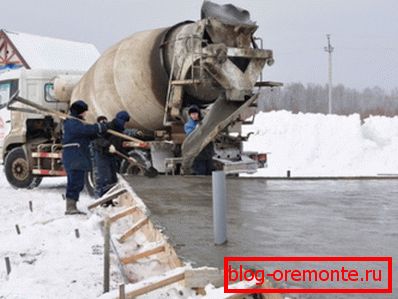 Fotografija prikazuje zimovanje monolitne baze. Fotografija prikazuje zimovanje monolitne baze.