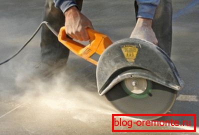 Rezanje šavova u betonskoj brusilici Rezanje šavova u betonskoj brusilici