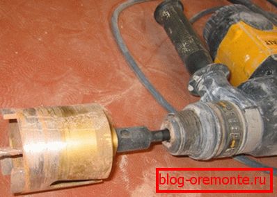 Mali otvori za komunikaciju izrađuju se sa dijamantskom krunom. Mali otvori za komunikaciju izrađuju se sa dijamantskom krunom.