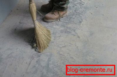 Pražnjenje betonskog poda svojim rukama i metlom Pražnjenje betonskog poda svojim rukama i metlom