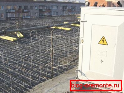 Oprema za kontrolu i napajanje mora biti smeštena u zatvorenim ormarićima i pristup mu se mora ograničiti Oprema za kontrolu i napajanje mora biti smeštena u zatvorenim ormarićima i pristup mu se mora ograničiti