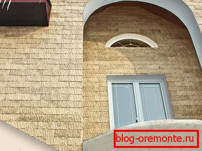 Fasada zgrade obložena betonskom pločom Fasada zgrade obložena betonskom pločom