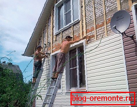 Pokrivajući priboju opeke sa vinil stranom