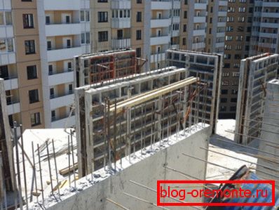 Konvencionalni malter cementne peske bez ojačanja nema potrebnu čvrstoću, zbog čega je prisustvo armaturnog kaveza jednostavno potrebno tokom betoniranja. Konvencionalni malter cementne peske bez ojačanja nema potrebnu čvrstoću, zbog čega je prisustvo armaturnog kaveza jednostavno potrebno tokom betoniranja.