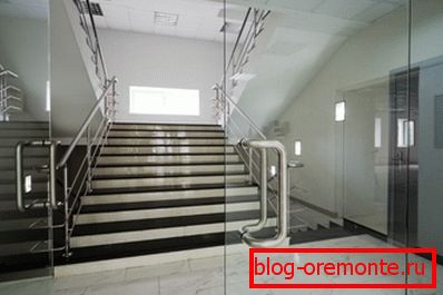 Staklena vrata u kancelariji Staklena vrata u kancelariji