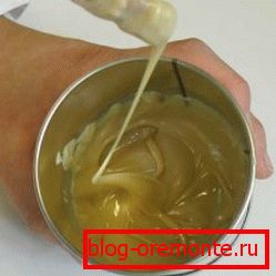 Kada koristite lepak, ne zaboravite na bezbednost, koristite rukavice i masku Kada koristite lepak, ne zaboravite na bezbednost, koristite rukavice i masku