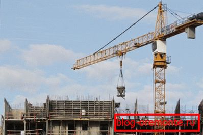 U nedostatku betonske pumpe, rešenje se isporučuje dizalicom. U nedostatku betonske pumpe, rešenje se isporučuje dizalicom.