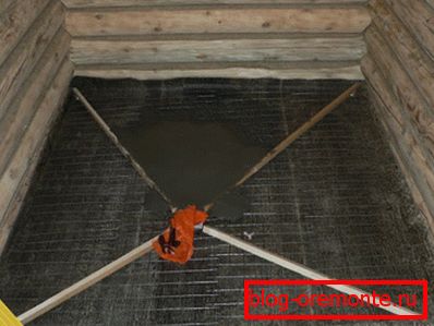 Prilikom stvaranja poda u prostorijama sa visokom vlažnošću, treba razmisliti kako povećati brend materijala ili dodati dodatne aditiva