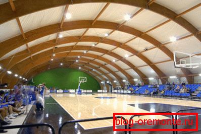 Korišćenje konstrukcije fleksibilne laminirane građe kao lučnog sportskog kompleksa plafona. Korišćenje konstrukcije fleksibilne laminirane građe kao lučnog sportskog kompleksa plafona.