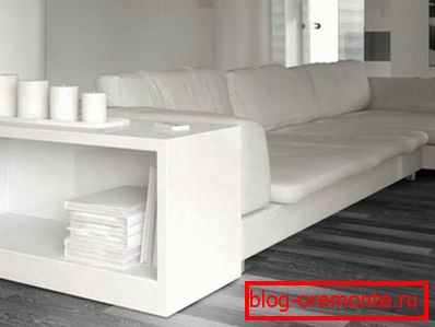 Sivi laminat i bijeli namještaj