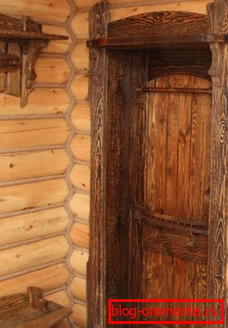 Stare borove vrata izgledaju impresivno Stare borove vrata izgledaju impresivno
