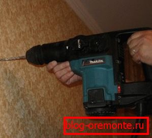 Bušenje betonskog zida sa perforatorom Bušenje betonskog zida sa perforatorom