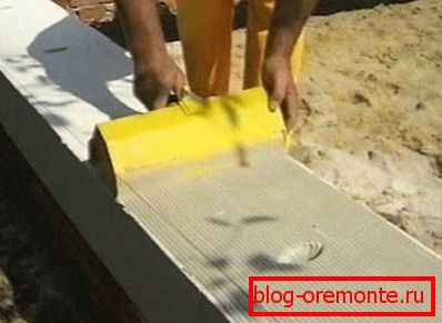 Tehnologija postavljanja betonskih blokova na lepak - nanošenje rastvora na površinu Tehnologija postavljanja betonskih blokova na lepak - nanošenje rastvora na površinu