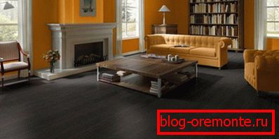 Oranžni zidovi protiv tamnog laminata