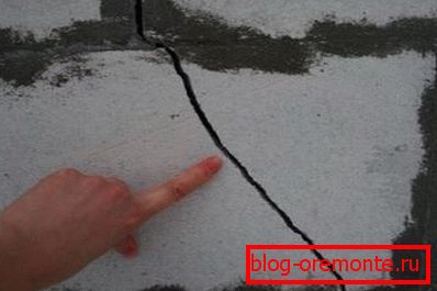 Pukotina u gaziranom betonu kao rezultat kretanja tla Pukotina u gaziranom betonu kao rezultat kretanja tla