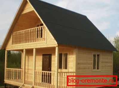Udobne drvene ljetne kuće na dacha parcelama su zdravo u kontrastu sa bučnim megalopolizama. Udobne drvene ljetne kuće na dacha parcelama su zdravo u kontrastu sa bučnim megalopolizama.