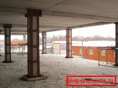 Jačanje armirano-betonskih kolona sa čeličnim držačima povećava nosivost. Jačanje armirano-betonskih kolona sa čeličnim držačima povećava nosivost.